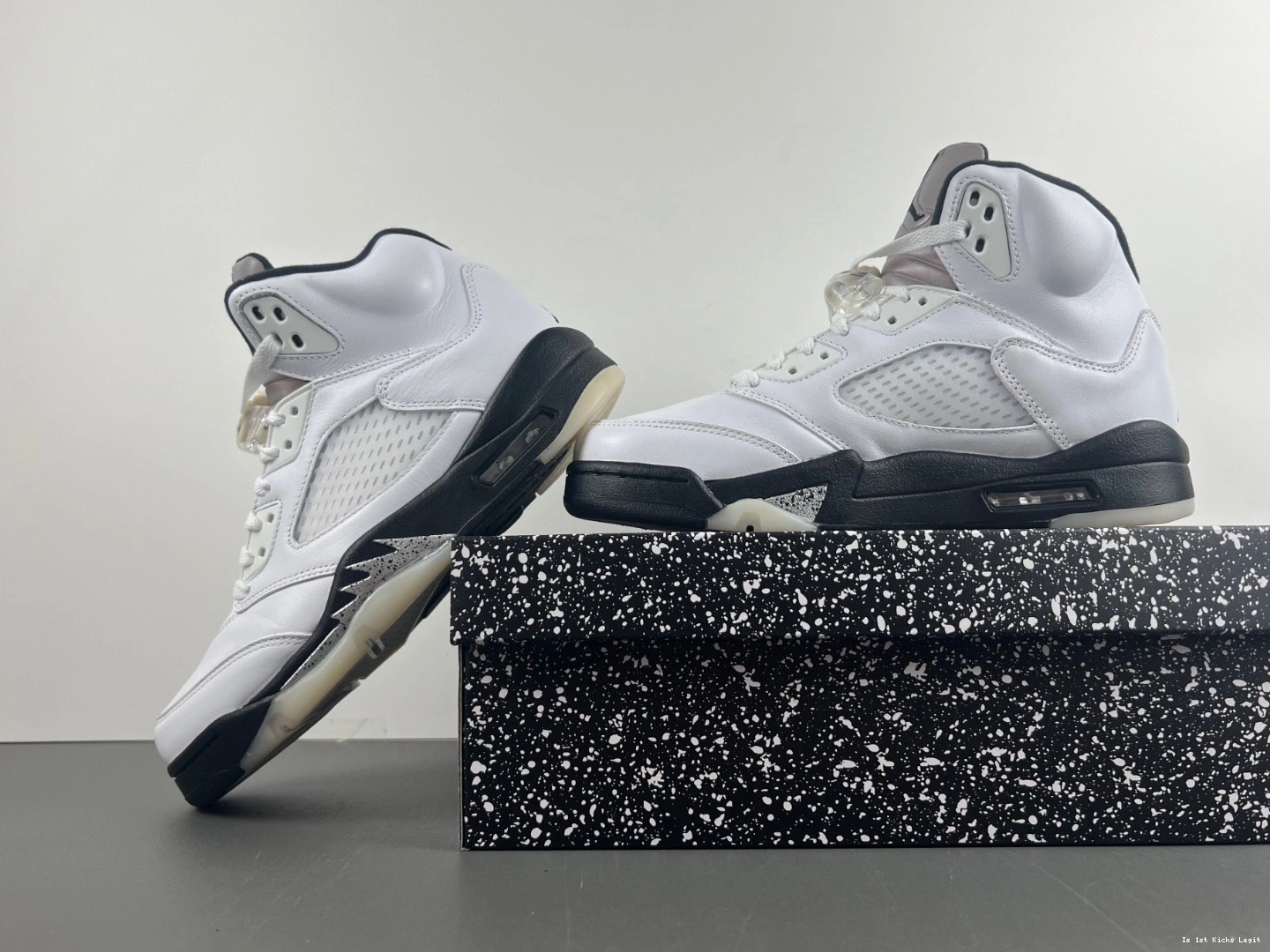 DD0587-110 Black Air 5 Jordan White 1123